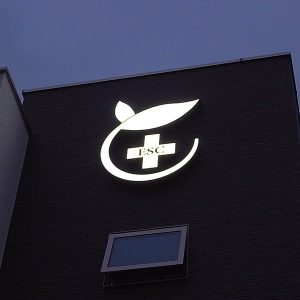 クリニック｜看板製作・施工｜店舗デザイン［神奈川 看板サイン専門店］ワールドワンサイン